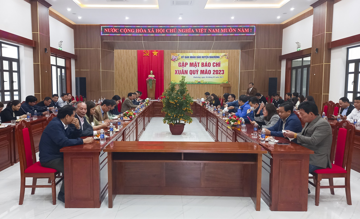 Nh&acirc;n dịp n&agrave;y, huyện Đakr&ocirc;ng cũng đ&atilde; tổ chức gặp mặt c&aacute;c cơ quan b&aacute;o ch&iacute;, ph&oacute;ng vi&ecirc;n để th&ocirc;ng tin những th&agrave;nh tựu đạt được trong năm 2022 v&agrave; những nhiệm vụ trọng t&acirc;m năm 2023.